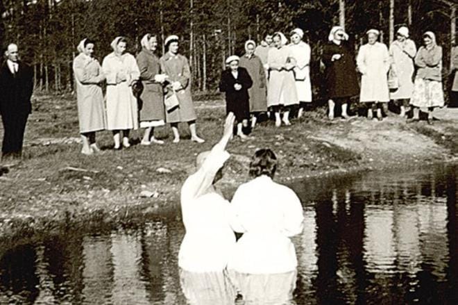 Jurvassa baptistiseurakunnan kasteita on pidetty Säläisjärvellä. Matti Lehtonen kastaa uuden jäsenen seurakuntaan vuonna 1959. KUVA: JURVAN BAPTISTISEURAKUNNAN ARKISTO