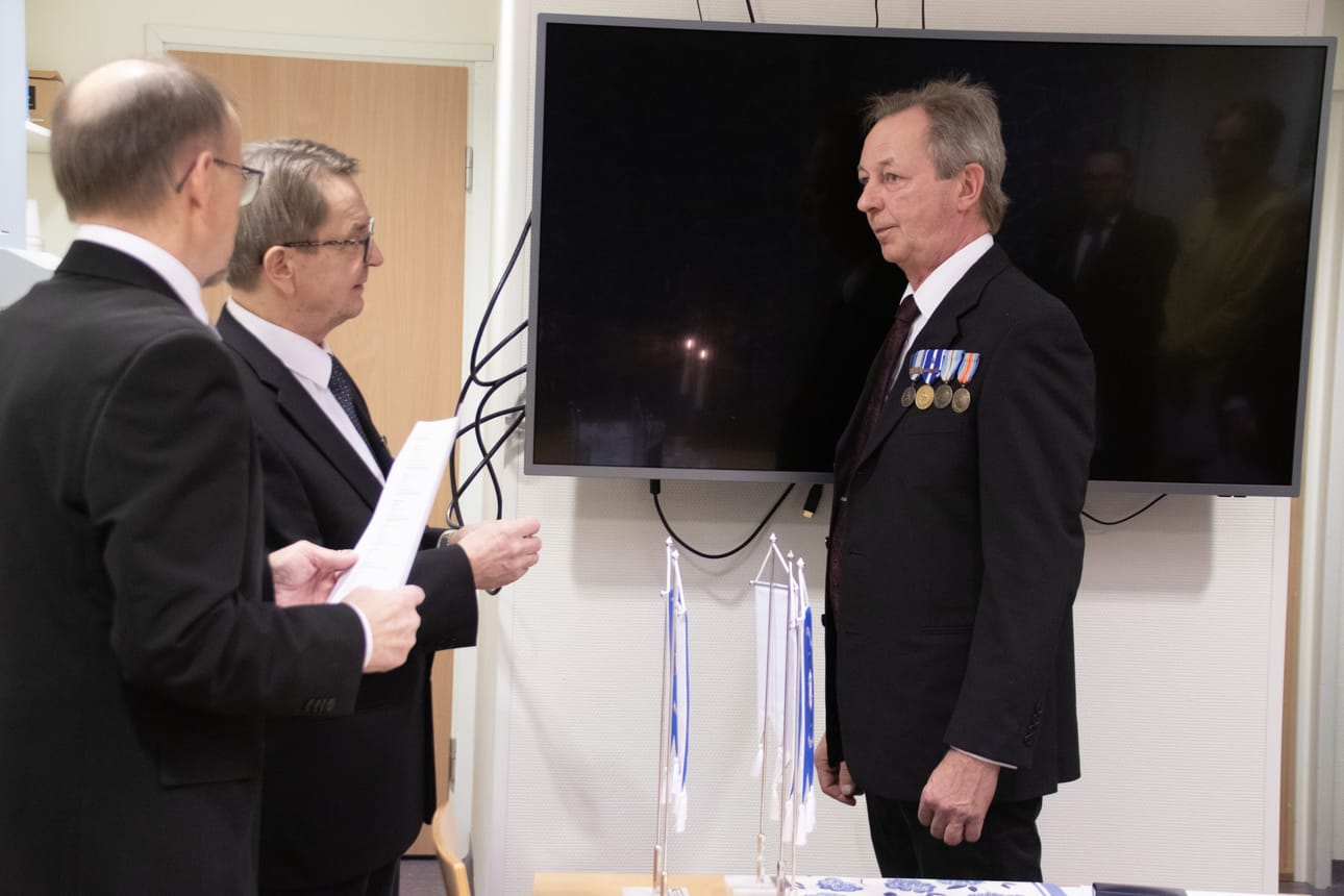Lyhyt juhlahetki oli tunnelmaltaan lämmin. Juha Tihiselle luovutettiin maanpuolustusmitali kultaisella soljella. Mitalin soljen väri muuttuu sen mukaan, kuinka aktiivisesti on ollut kertausharjoituksissa. Kultaisen saa, kun päiviä on kertynyt vähintään 60.