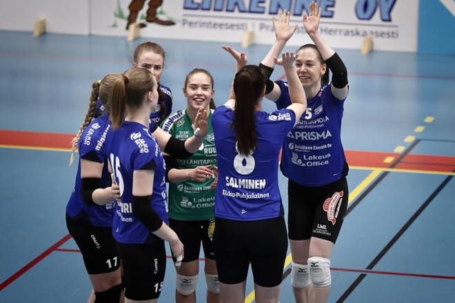 Libero Laura Penttilä siivitti JymyVolleyn mainioon taisteluvireeseen. Myös Katariina Salminen ja Venla Raitala (oik.) pelasivat kelpo ottelun. KUVA: TOMI KOSONEN