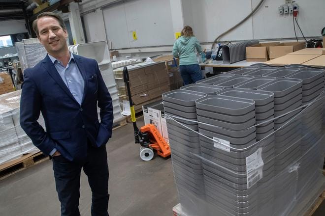 Osakesijoittaminen alkaa olla tuttua yhä useammalle suomalaiselle, mutta harva tietää, miten pörssiin mennään. Tänä vuonna Helsingin pörssissä on ollut paljon listautujia, joista yksi on muoviyhtiö Orthex. Toimitusjohtaja Alexander Rosenlew kävi katsomassa tuotantoa Lohjan tehtaalla.