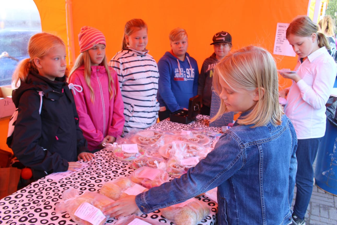 Perttulien markkinapäivä on merkittävä varainhankinta paikka paikallisille yhteisöille ja koululuokille. Luokkaretkirahaa olivat myyjäispöytää pitäen keräämässä Pyhännän koulun 5-luokkalaiset. Pöydän takana: Isla Limma, Elea Sydänmetsä, Heta Pekkarinen, Saku Savolainen, Heikki Hyvärinen. Pöytää järjestelemässä Helmi Tahvola ja Venla Heikkinen.