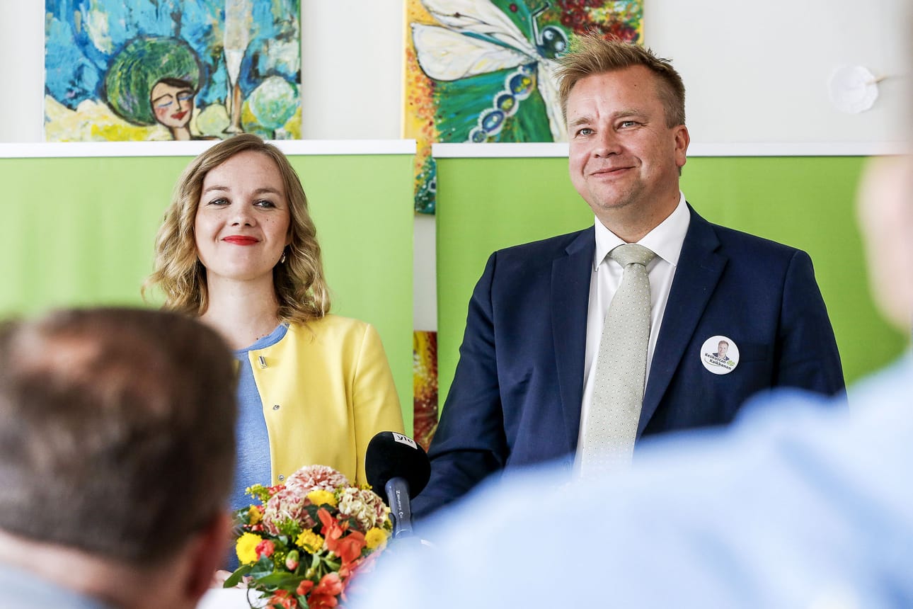 Elinkeinoministeri Katri Kulmuni ja puolustusministeri Antti Kaikkonen ovat ehdolla keskustan uudeksi puheenjohtajaksi.