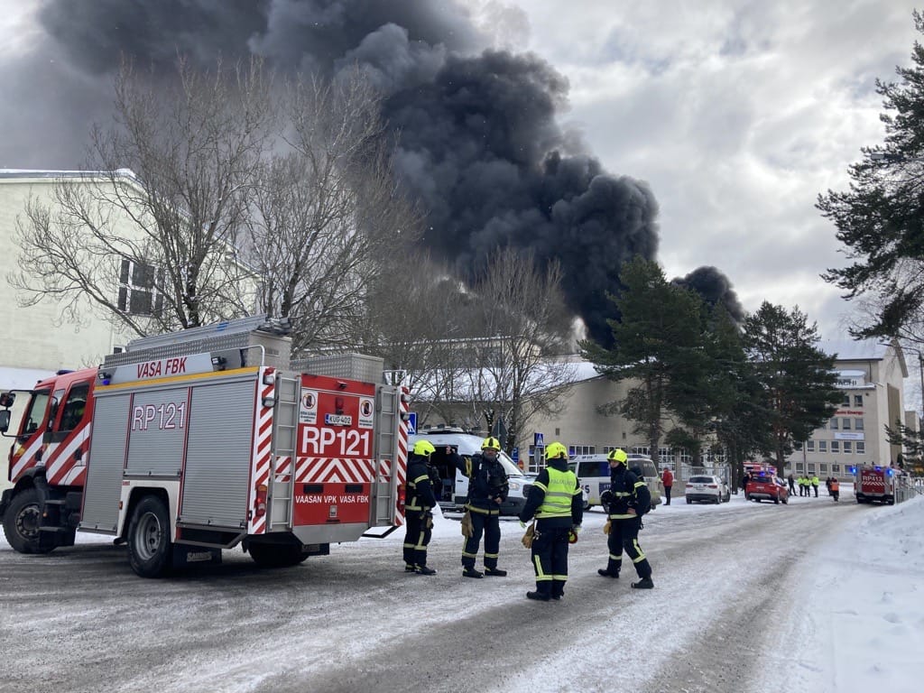 Palopaikalla oli pelastuslaitoksen jatkotiedotteen mukaan lähes parikymmentä pelastuslaitoksen yksikköä.