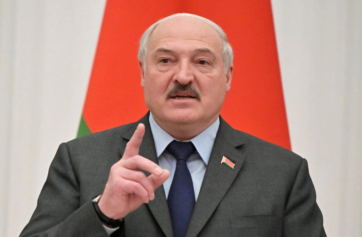 Valko-Venäjän armeijasta tuskin edes olisi suurta apua Venäjälle, asiantuntijat arvioivat. Kuvassa Lukashenka. LEHTIKUVA/AFP