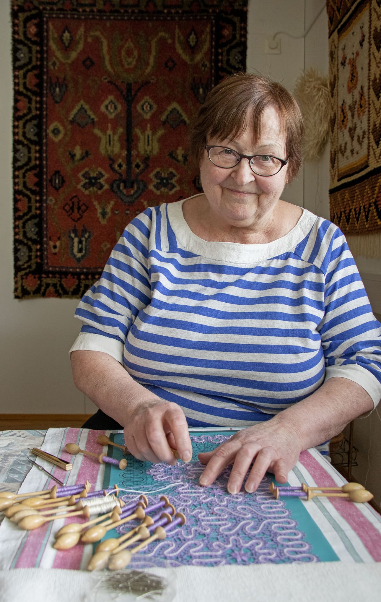 Tässä syntyy nauhapitsistä liina. Nypylöitä on käytössä 16 kappaletta, mikä on pieni määrä nypläämisessä. Irma Karsi on harrastanut nypläystä toista kymmentä vuotta.