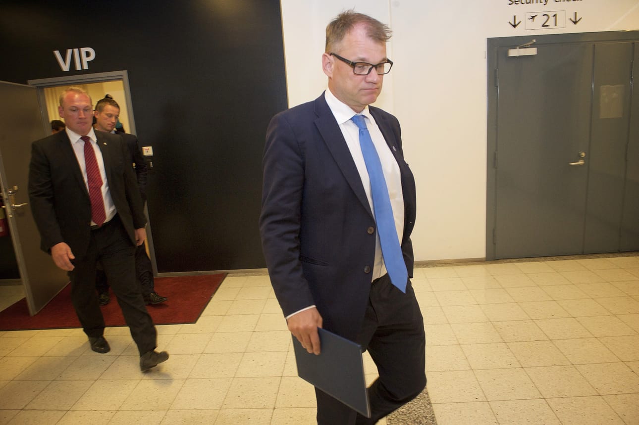 Pääministeri Juha Sipilän (kesk.) hallitus jatkaa entisellään perussuomalaisten jakautumisesta huolimatta.
