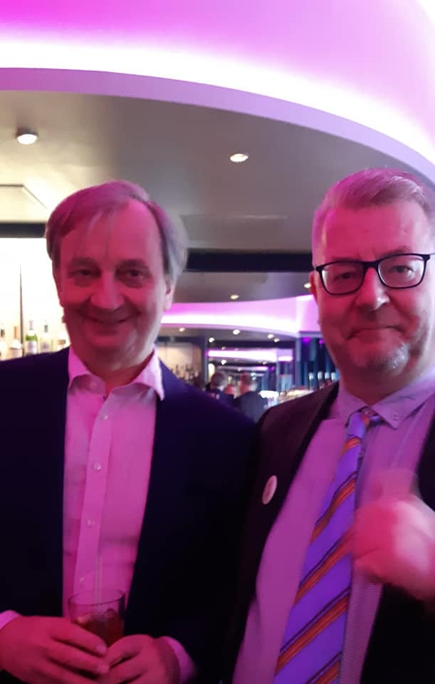 Hans Andersson päivitti vaali-illan tunnelmia Liikeen vaalivalvojaisista helsingin kaivohuoneelta. kuvaan ehti myös keulakuva ja tuore kansanedustaja Hjallis Harkimo.