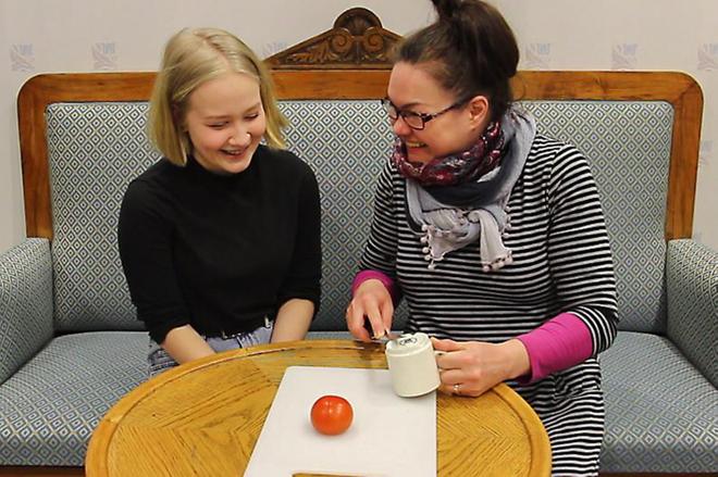 Saako puukon teräväksi, kun sitä hioo kahvikupin pohjaan? Näin kävi tomaatille teroituksen jälkeen