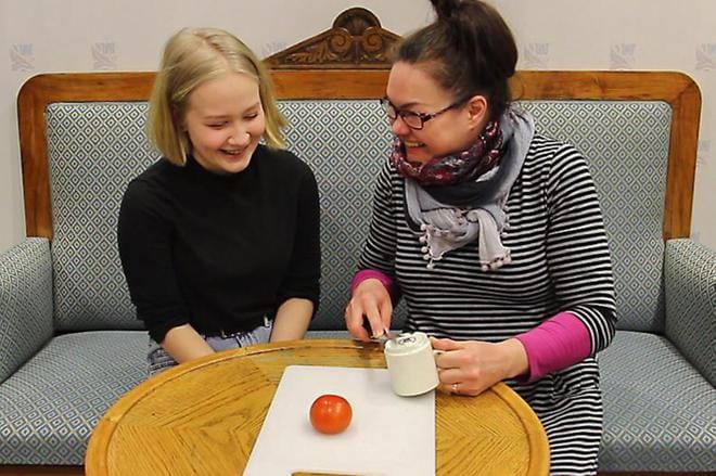 Testi-TV testaa erittäin tärkeitä asioita. Kuten sitä, saako tylsän puukon teroitettua kahvikupin pohjalla. Noora Laakso seuraa teroitusoperaatiota, Susanna Pajakko olettaa testiin menevän tovi jos toinenkin. Kuva: Noora Laakso