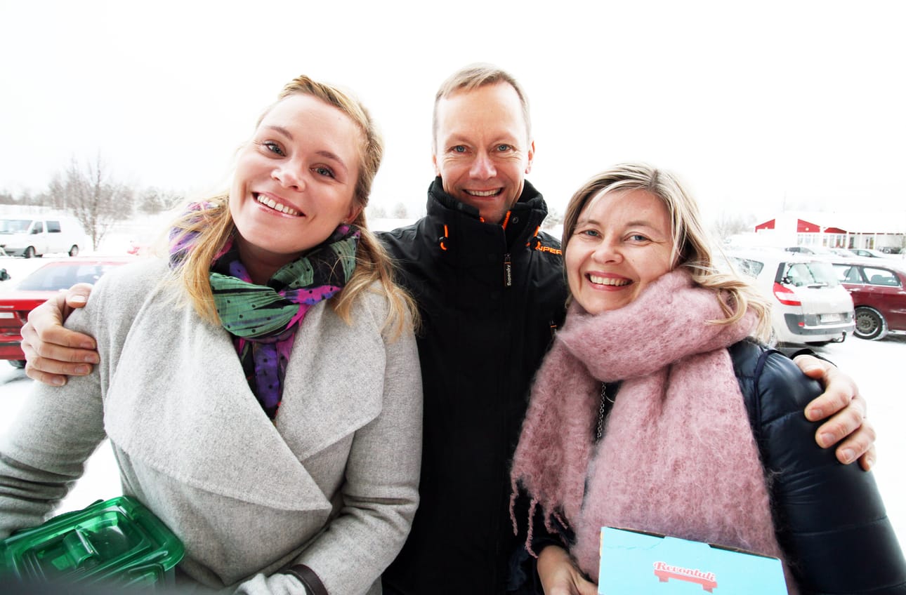 Saara Rimpiläinen (vasemmalla), Arto Marttila ja Johanna Pulkkinen ovat markkinatiimin tehokolmikko. Perjantaina he olivat hankkimassa tapahtumaan uusia jouluvaloja.