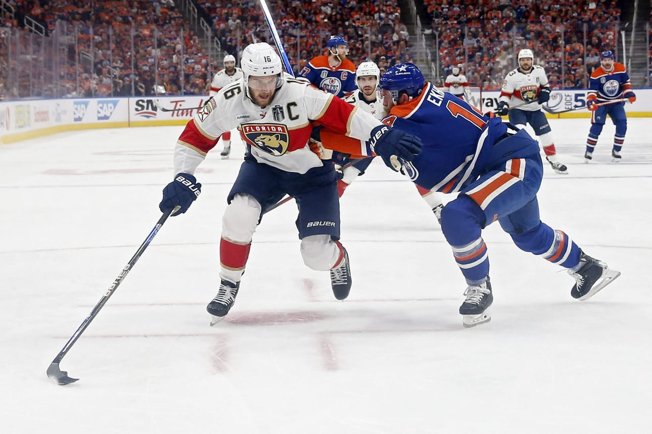 Ottelun sankariksi noussut Floridan Aleksander Barkov (vas.) kirjautti lisäksi syöttöpisteen. Kuvassa myös Edmontonin Mattias Ekholm. LEHTIKUVA / AFP