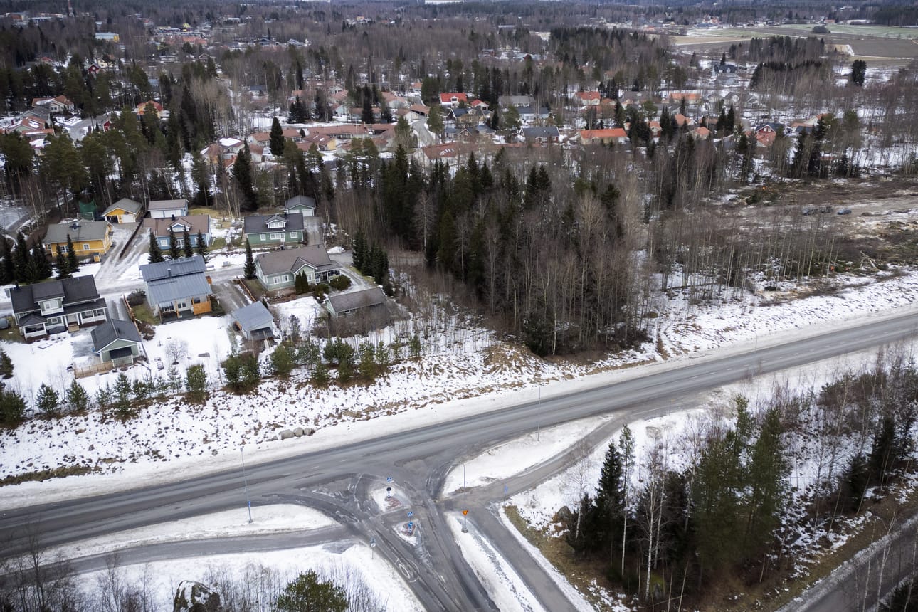 13 uutta tonttia ovat kuvaa halkovan Välitien takana, kuvan oikeassa reunassa. Kuvan vasemmalla puolella näkyy Kuokkamiehentien taloja ja ylälaidassa ollaankin jo Mustasaaren puolella.