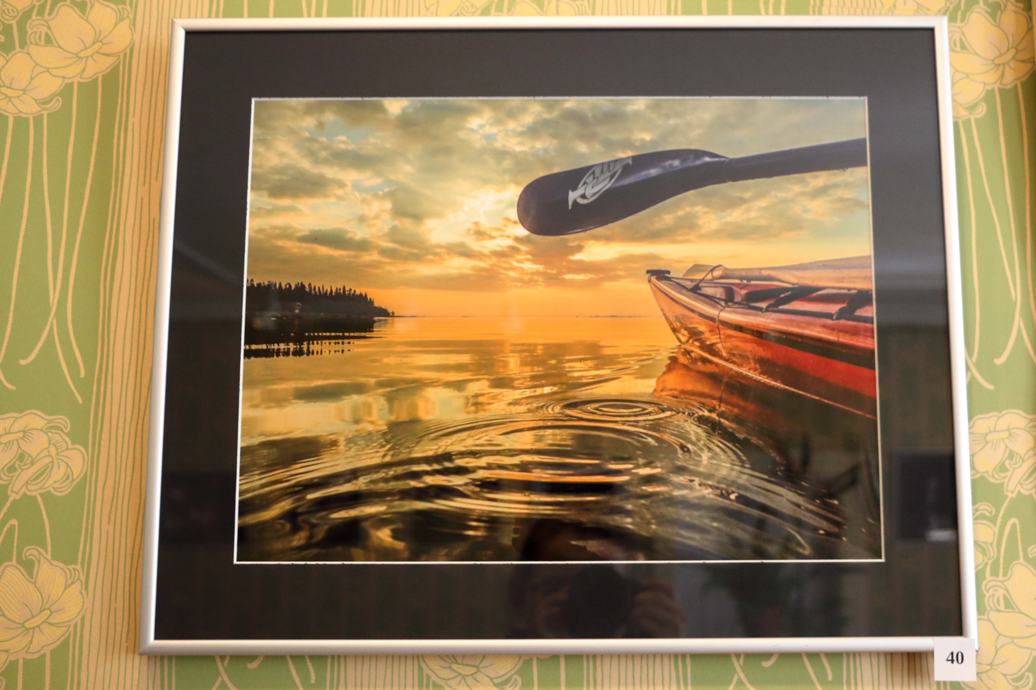 Eräs Leena Nivan ottamista valokuvista näyttelyssä on "Yhtenä iltana", joka on otettu tunnelmallisena hetkemä hänen melontaharrastuksensa parissa.