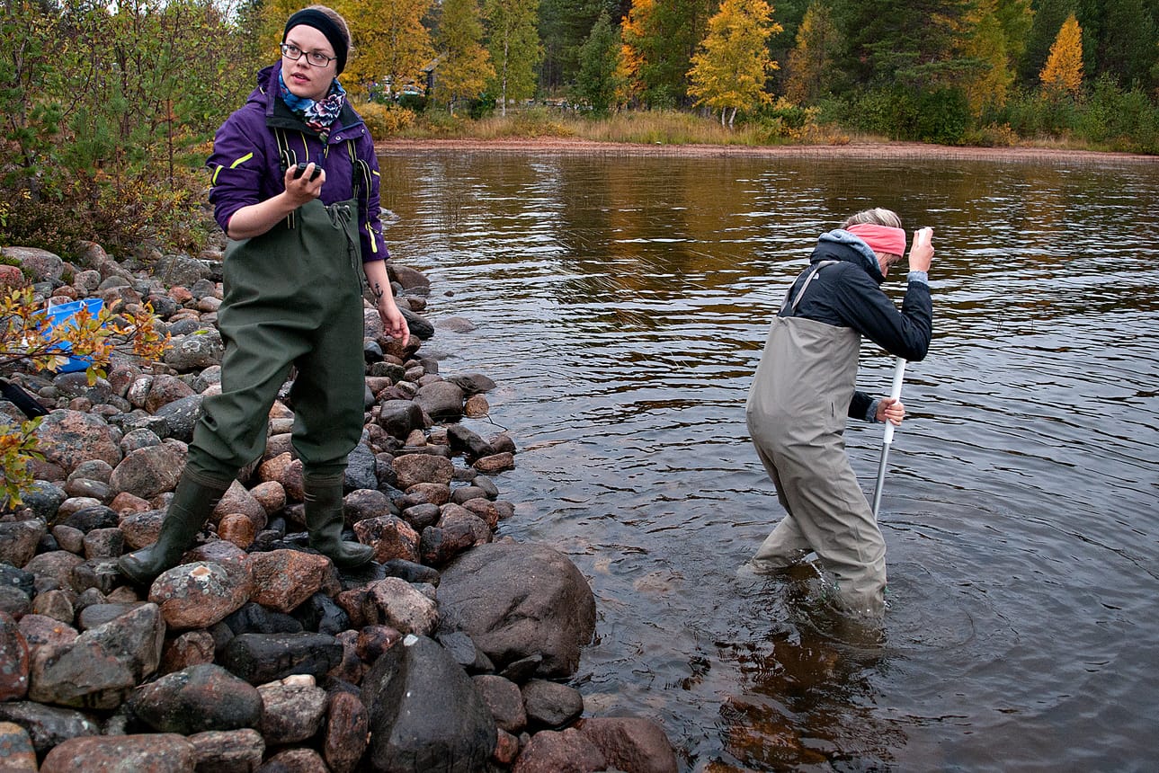 Marja Manninen (vas.) ja Sari Latvala näytteitä ottamassa Kitkajärven rannassa tiistaiaamuna.