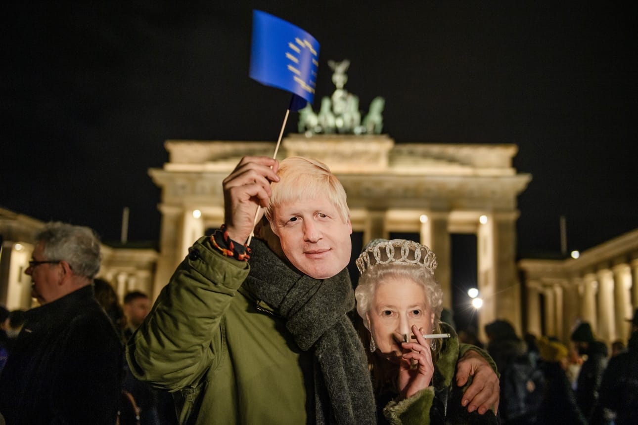 EU:hun jäämistä toivoneet lontoolaiset surivat Britannian lähtöä EU:sta pääministeri Boris Johnsonin ja kuningatar Elisabetin naamarit kasvoillaan tammikuun lopussa.