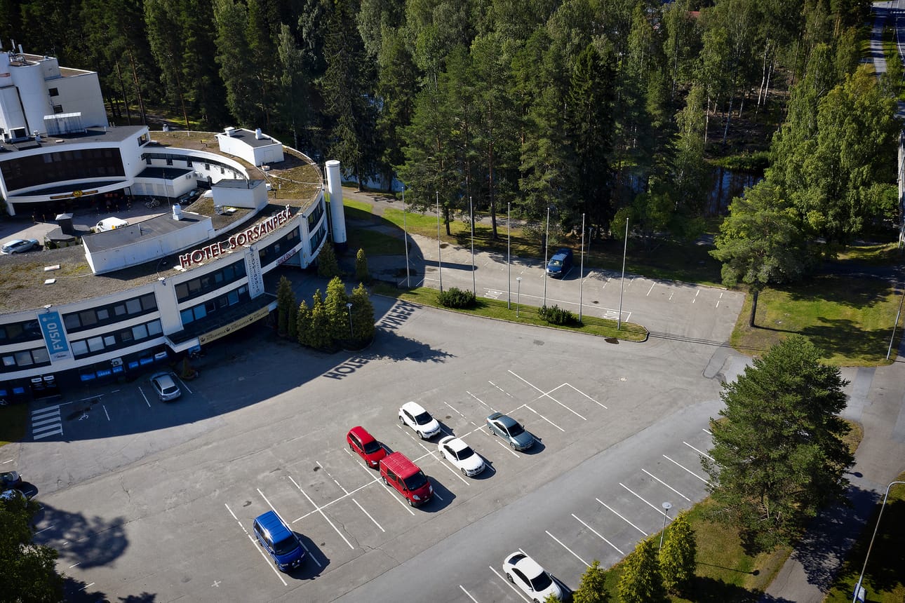 Hotelli Sorsanpesä suunnittelee rakennuttavansa kylpylälaajennuksen parkkipaikalle, joen rantaan.