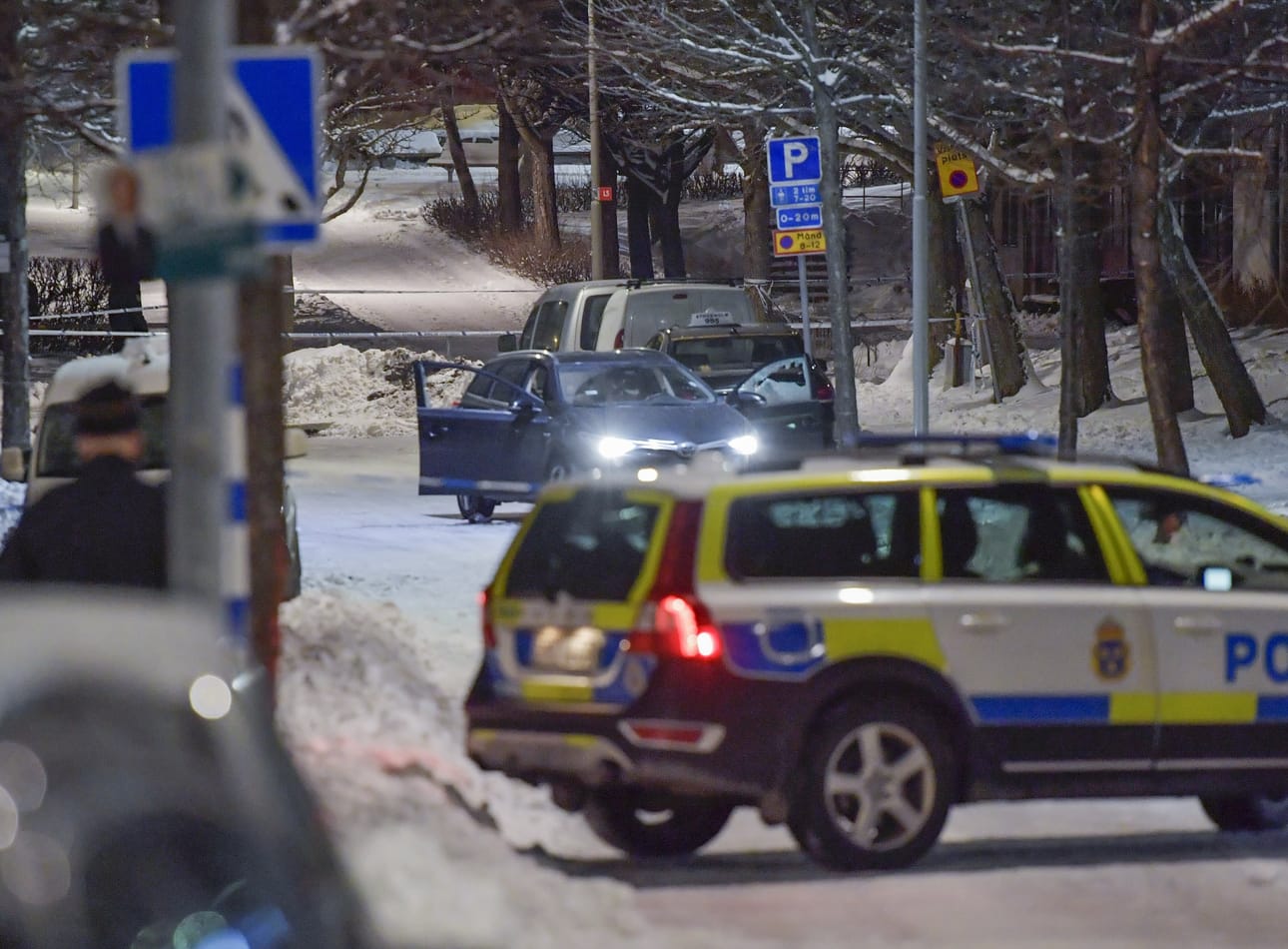 Taempana näkyvästä autosta löydettiin keskiviikkona kaksi ampumahaavoja saanutta miestä Tukholman Kistan kaupunginosassa. Molemmat kuolivat vammoihinsa myöhemmin.