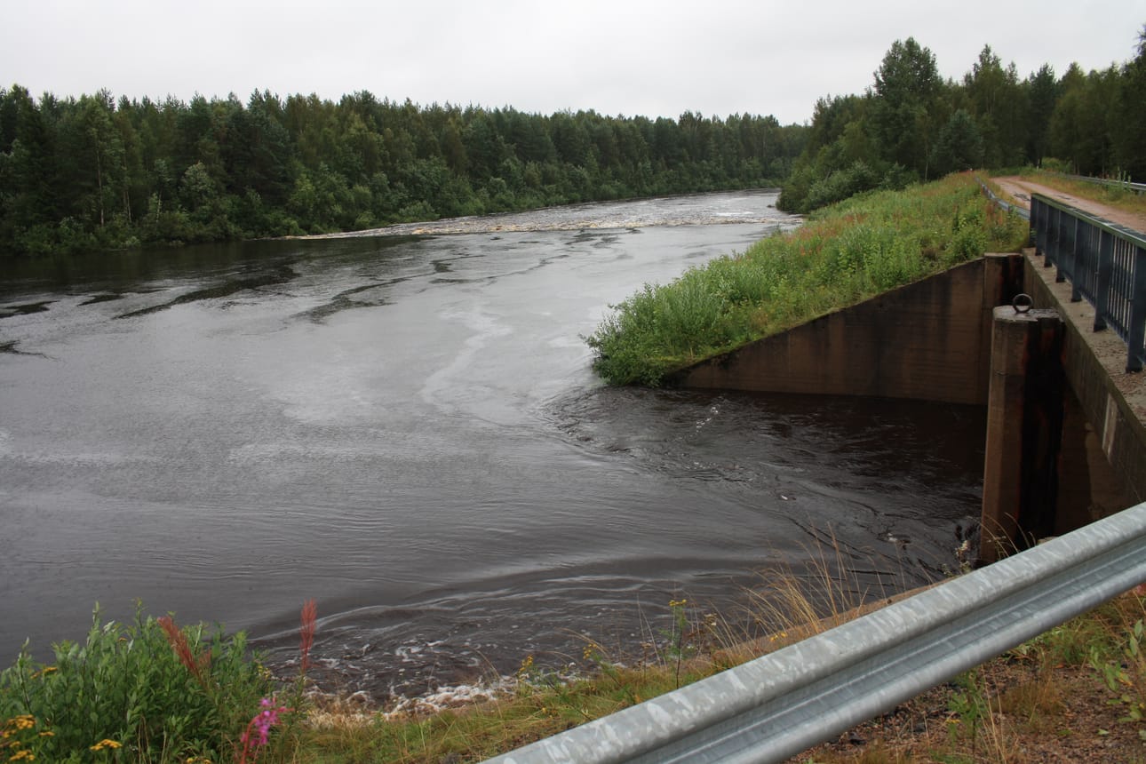 Kestilän Pihkalassa osa Siikajoen vedestä ohjataan Uljuan altaaseen.