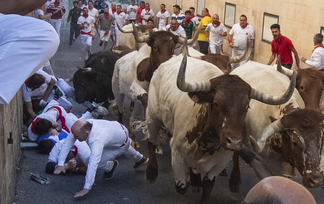 Keskiajalta peräisin oleva härkäjuoksu on osa Espanjan härkätaisteluperinnettä. Härkätaisteluja on kritisoitu laajasti maailmalla. Myöskään Espanjassa niiden suosio ei ole takavuosien tasolla.