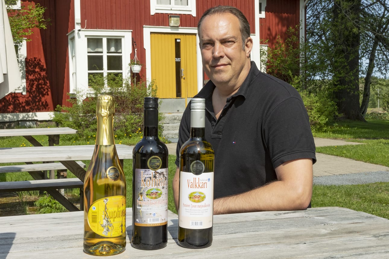 Viinintuottaja Jussi Keijonen kertoo, että nyt palkituista viineistä Kohina ja Kupliva valittiin myös Suomen satavuotisjuhlavuoden virallisiksi viineiksi.