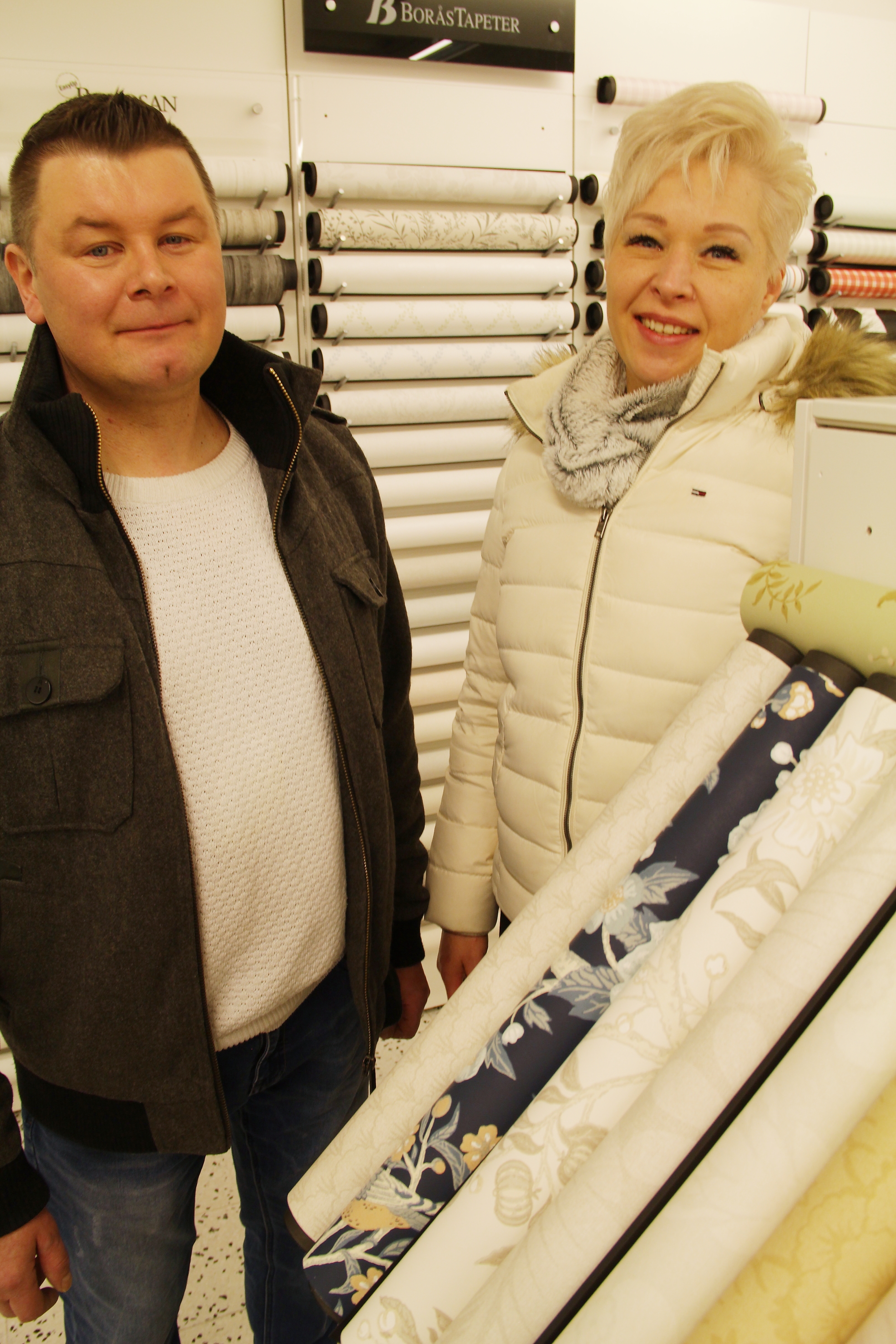 Haapavetiset yrittäjät Sami Piilola ja Mervi Pyrrö laajentavat yritystoimintaansa. He ovat ostaneet Minna ja Esko Jylängiltä Haapaveden Värisilmän varaston. Uuden liikkeen nimi on vielä mietinnässä.