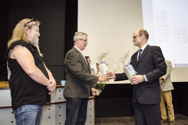 Valtuustokokouksen alussa onniteltiin valtuutettuja Vesa Takalaa ja Jorma Lammia näiden täyttämistä tasavuosista. Kättelyvuorossa kaupunginhallituksen puheenjohtaja Ville Virrankoski. KUVA: JUHA AHO-PYNTTÄRI