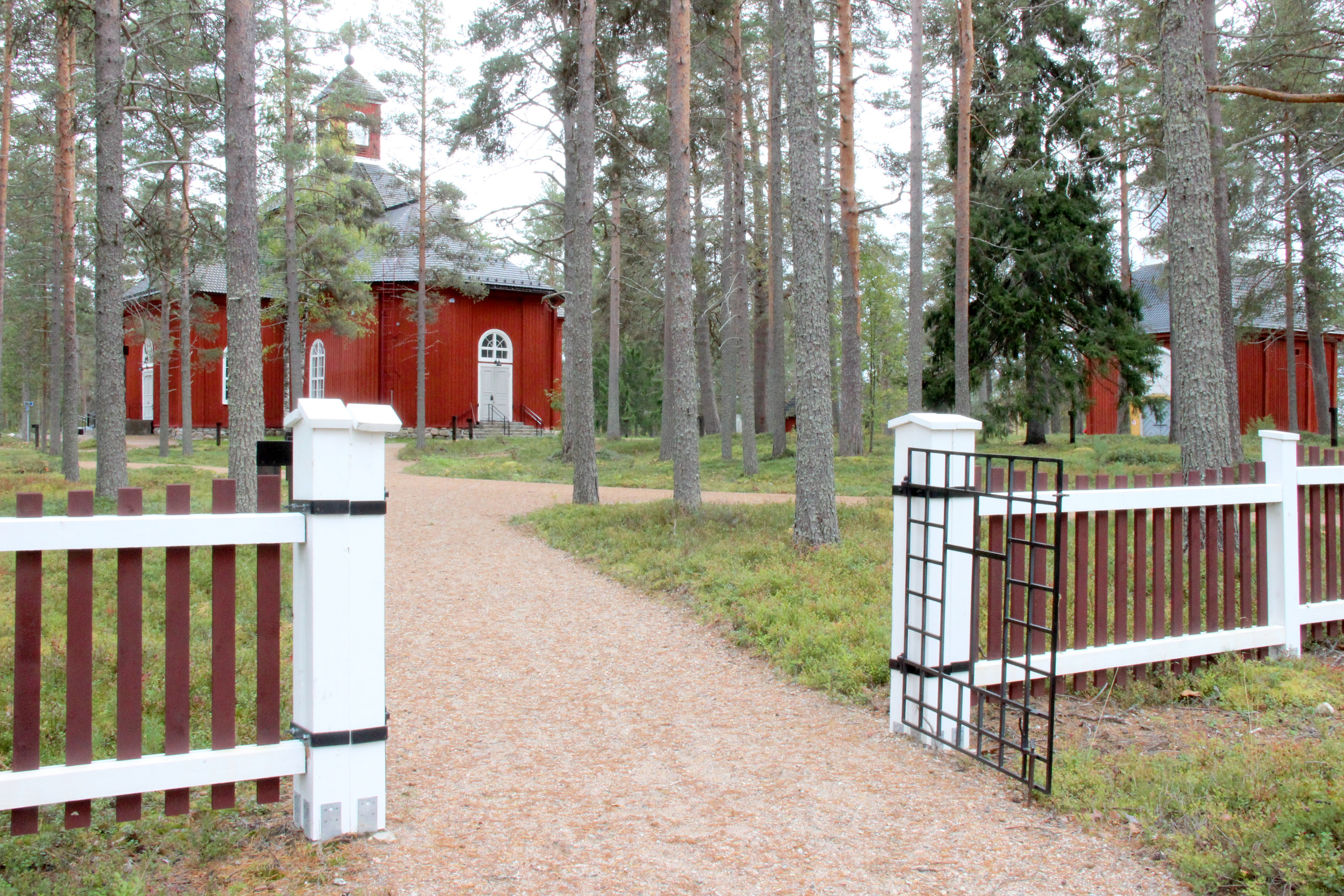 Urakkasopimuksen allekirjoitustilaisuudessa rakennuttajakonsultti Juha-Matti Lahtinen  (oik.), talouspäällikkö Maire Puhakka, kirkkoherra Timo Liikanen ja urakan toteuttajat Matti Niemelä ja Jari Pajari.