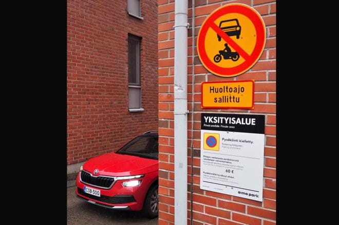 Saako yksityinen pysäköinninvalvontayritys määrätä normaalia pysäköintivirhemaksua vastaavan yksityisoikeudellisen sopimussakon vai ei? Tästä asiasta ovat olleet eri mieltä muun muassa korkein oikeus ja eduskunnan perustuslakivaliokunta. Kuluttajariitatapauksissa sakot on katsottu sinänsä oikeiksi: pysäköimällä alueelle autoilija hyväksyy ehdot ja mahdolliset seurauksetkin. KUVA: Kari Pitkänen