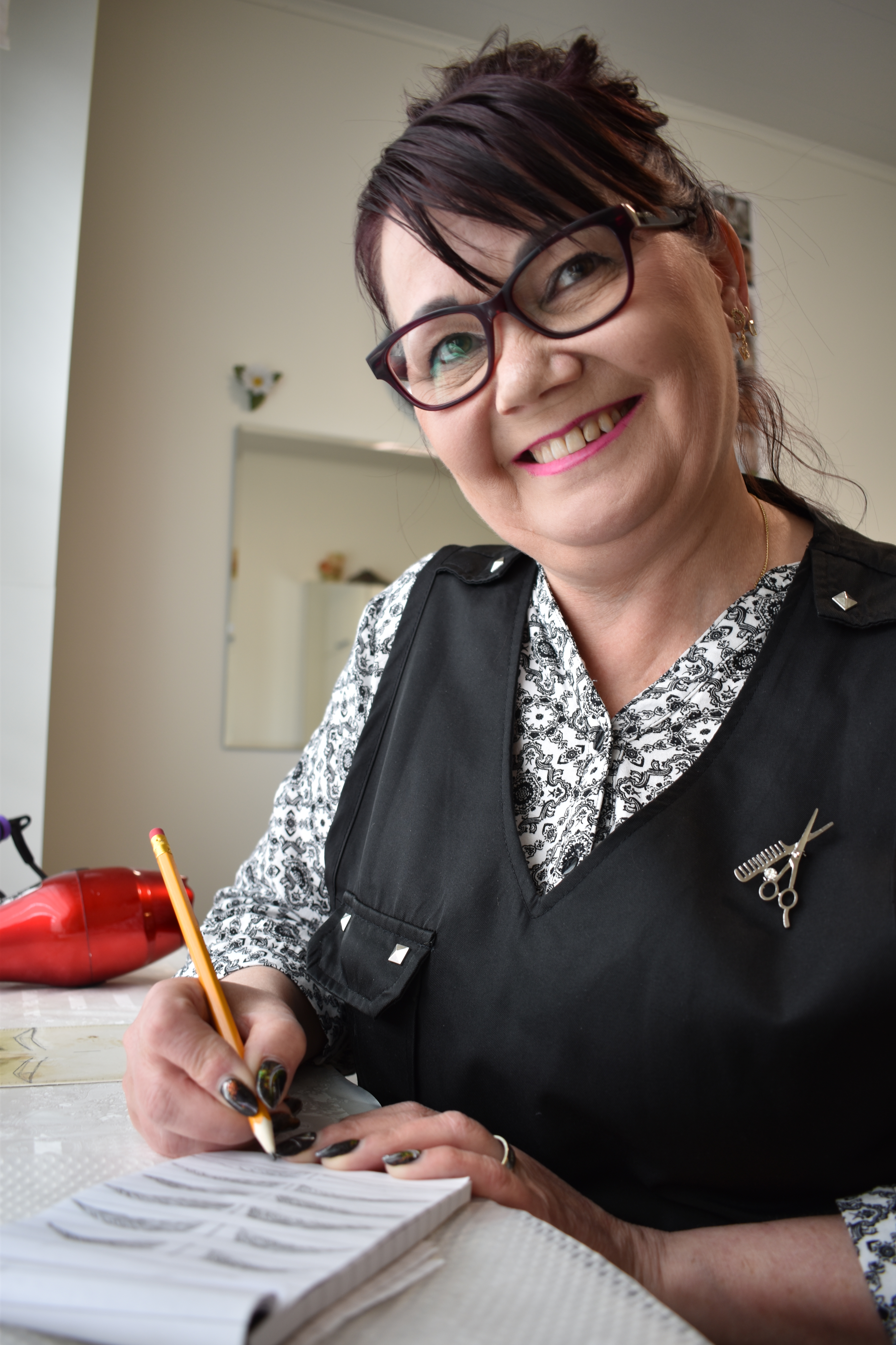 Kaisu Keränen piirtää kulmia paperille ja keinoiholle ylläpitääkseen taitoaan tehdä manuaalisesti  microblading-kulmia. Parturi-kampaaja on moniosaaja, mutta kohtaa asiakkaan tavallisena ihmisenä.