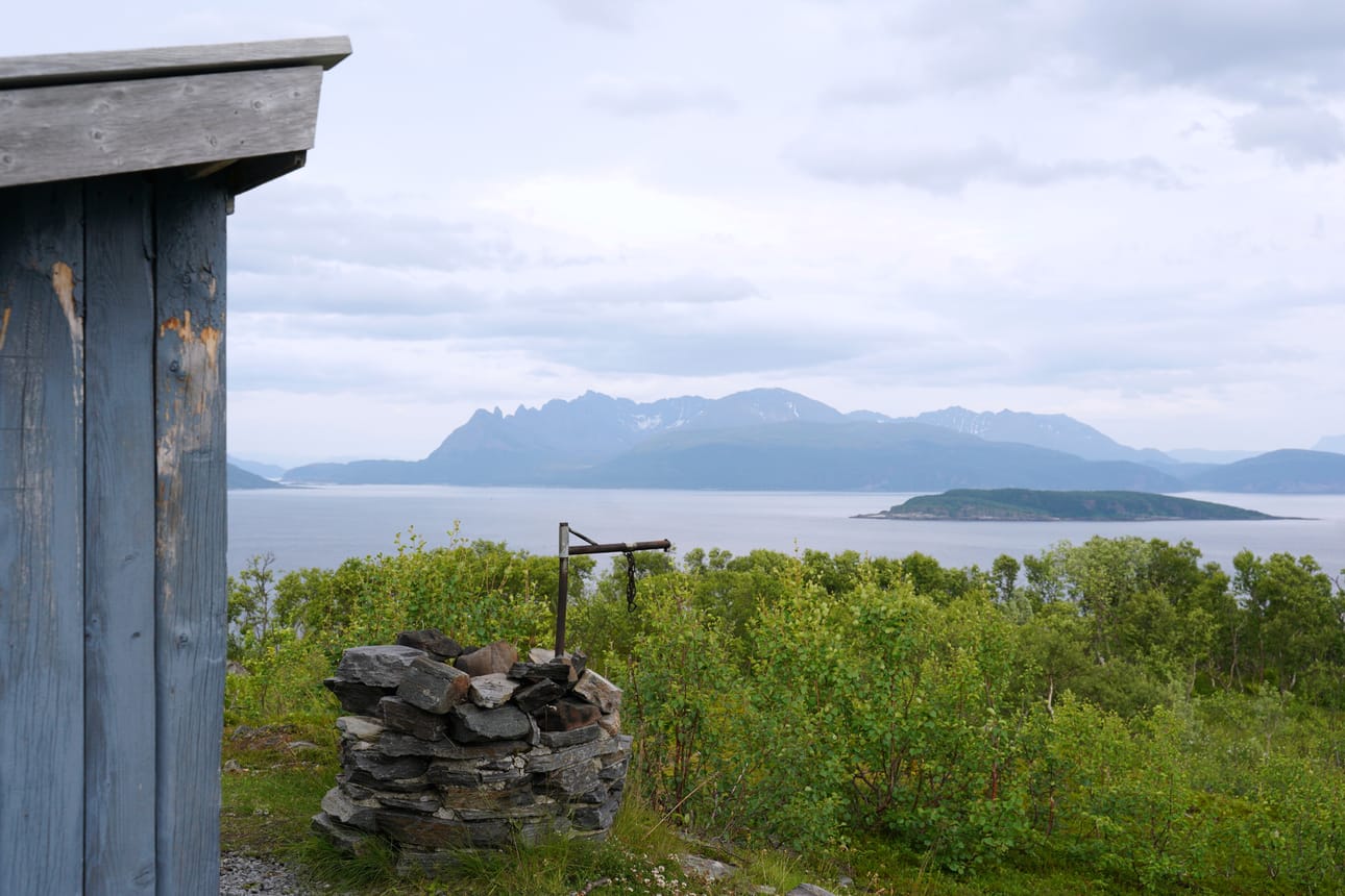 Heti ensimmäisen nousun jälkeen on laavu ja nuotiopaikka. Toinen taukopaikka löytyy Engneshøgdasta noin kolmen kilometrin taivalluksen jälkeen.