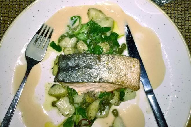 Kirkkaat värit piristävät myös keittolautasella. Makean mausteinen omenakeitto on sesongin kaunein. KUVA: