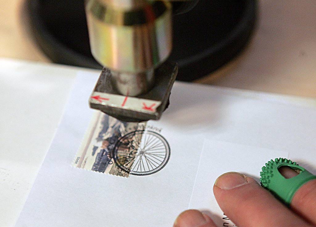 Ensimmäisen luokan kirjemerkki maksaa elokuun alusta 75 senttiä nykyisen 80 sentin sijasta.