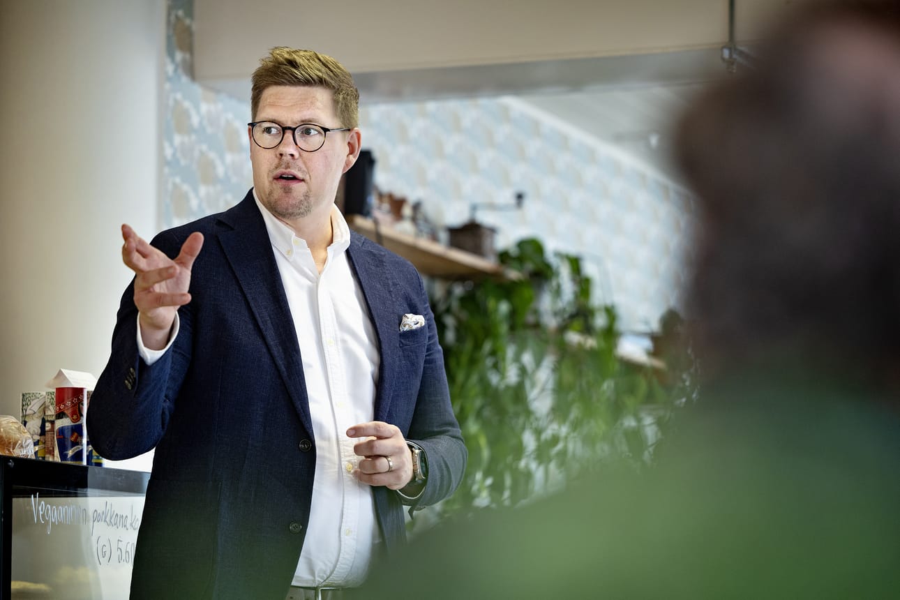 SDP:n puheenjohtajan Antti Lindtmanin mielestä perussuomalaiset ajavat kaksilla rattailla.
