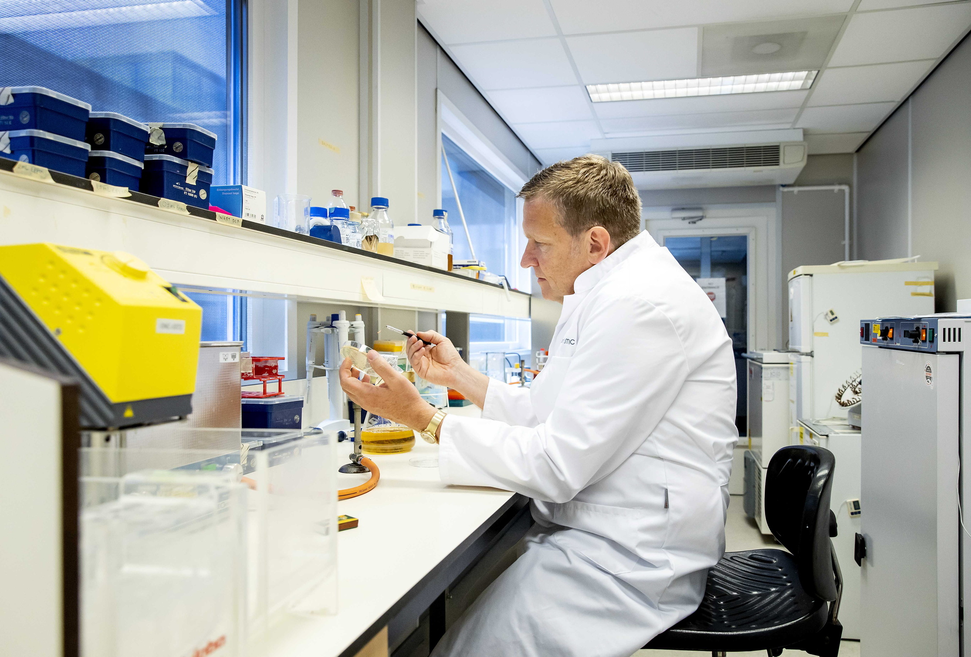 Amsterdam UMC -yliopiston laboratoriossa Alankomaissa kehitellään koronavirusrokotetta, joka perustuu saman laboratorion kehitteillä olevaan syöpärokotteeseen.