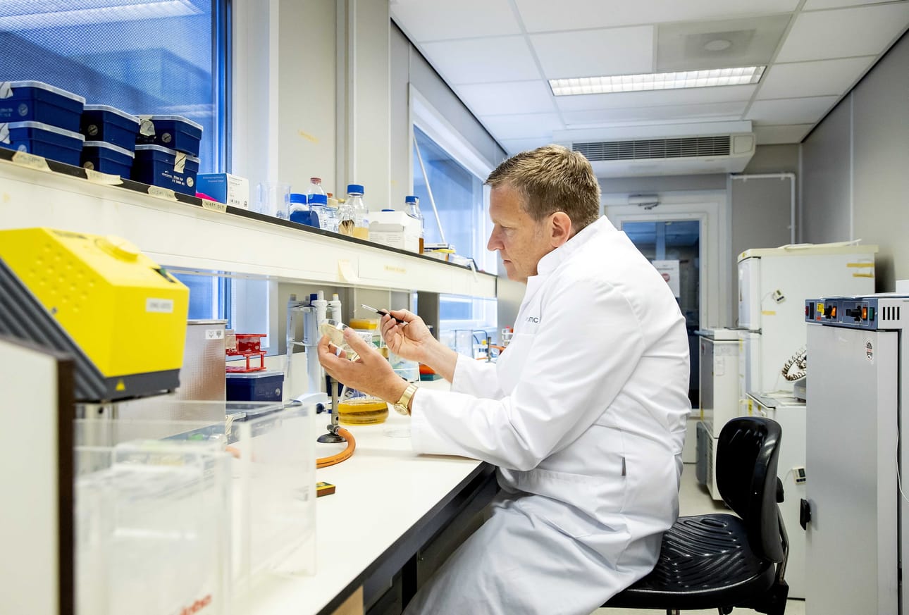 Amsterdam UMC -yliopiston laboratoriossa Alankomaissa kehitellään koronavirusrokotetta, joka perustuu saman laboratorion kehitteillä olevaan syöpärokotteeseen.