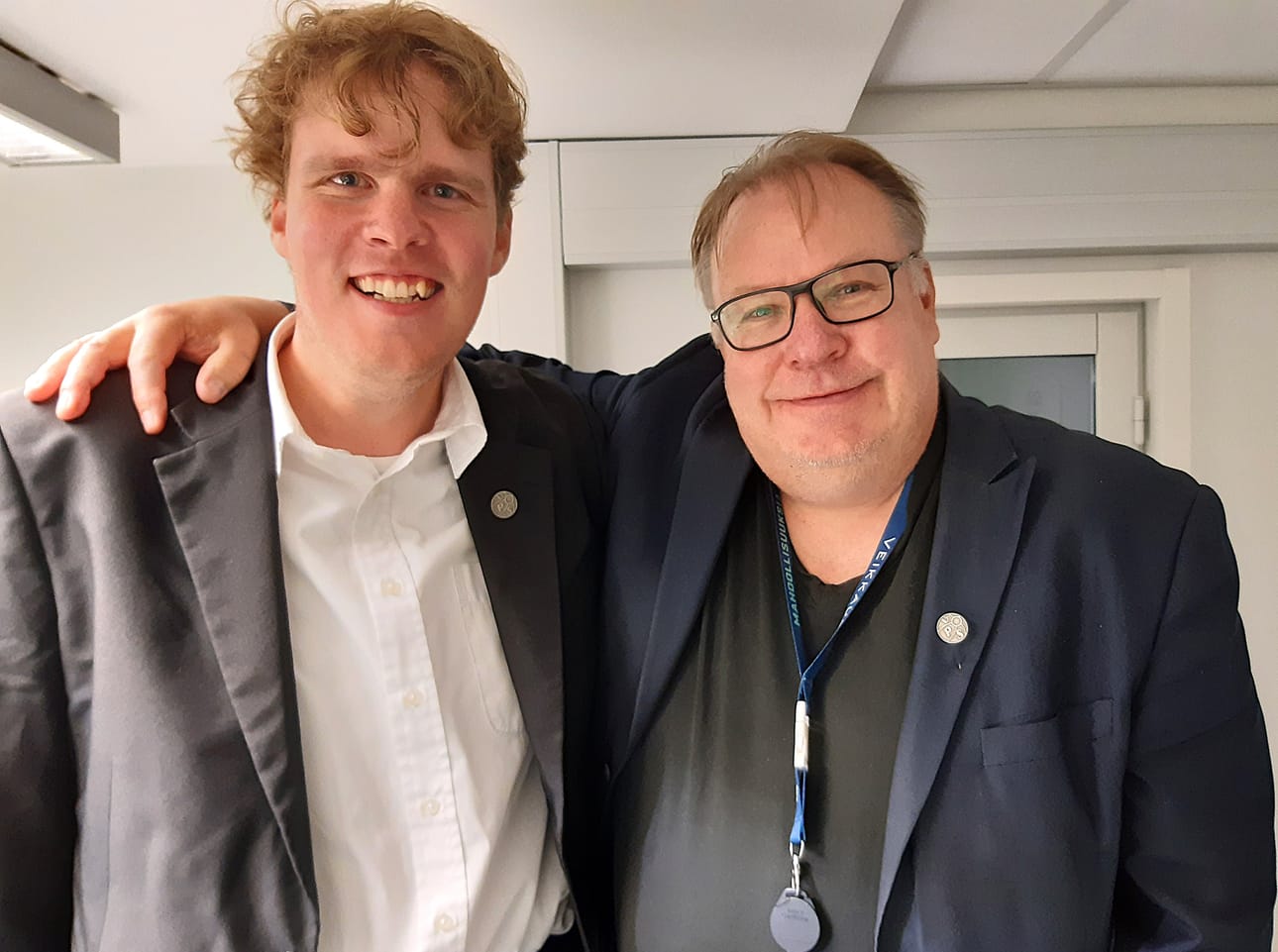 Nykyinen vakituinen kuuluttaja, entinen sijainen, ja nykyinen sijainen, entinen vakituinen. Niclas Palo-Hoppi ja Mika Koivumäki.