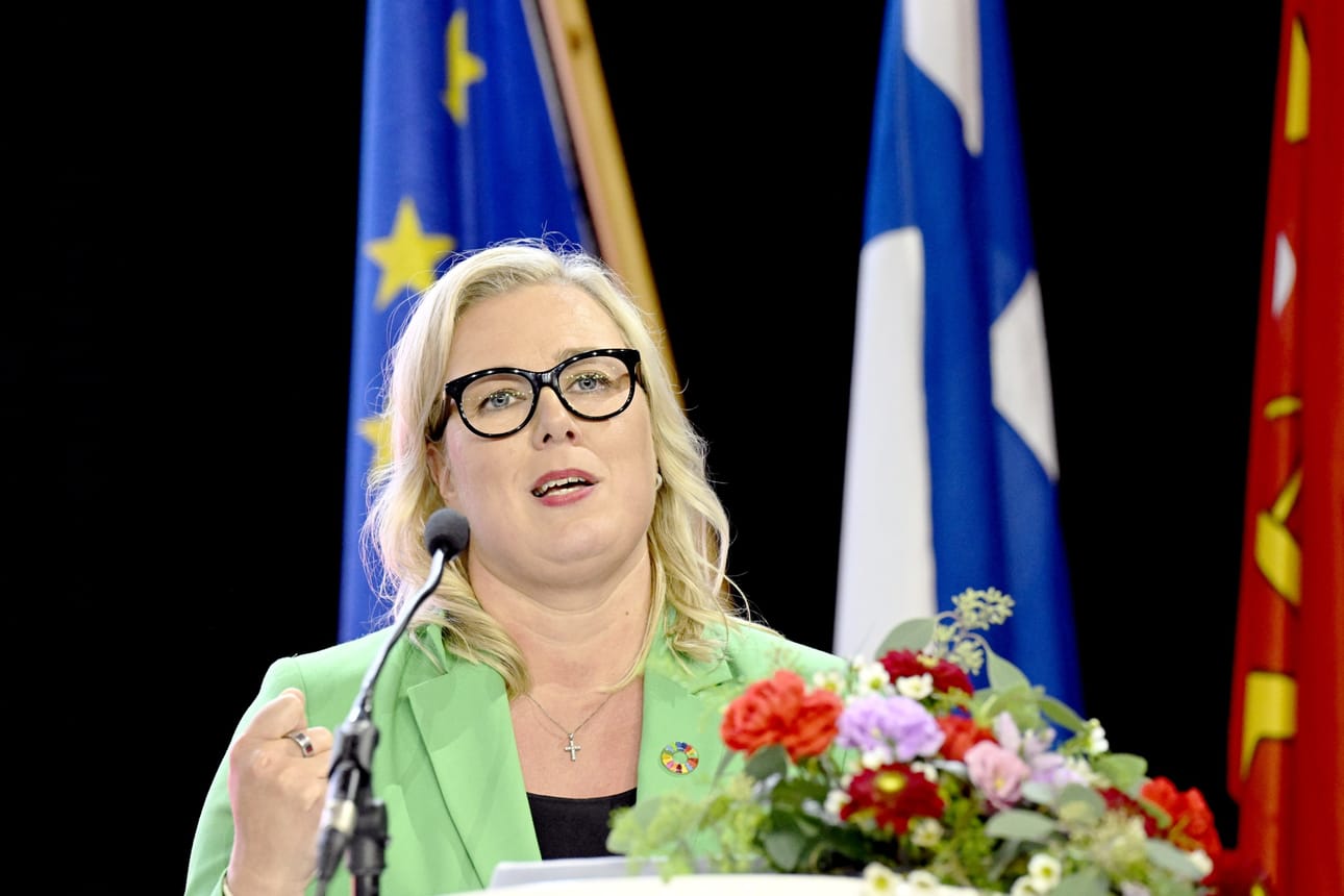 SDP:n EU-komissaari Jutta Urpilainen puhui perjantaina SDP:n puoluekokouksessa Jyväskylässä. LEHTIKUVA / Markku Ulander