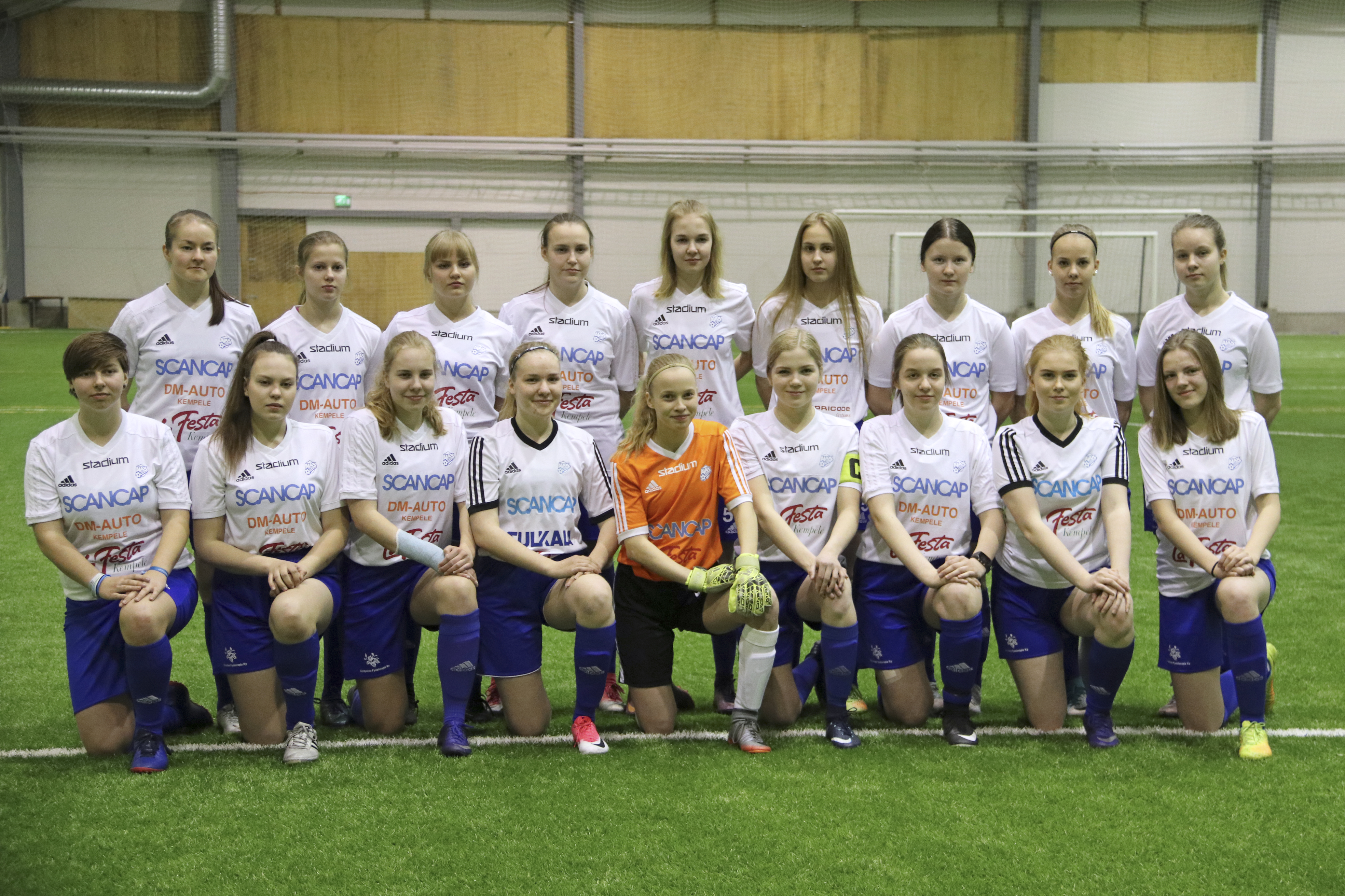 Ajaxin B-tytöt joukkuekuvassa.