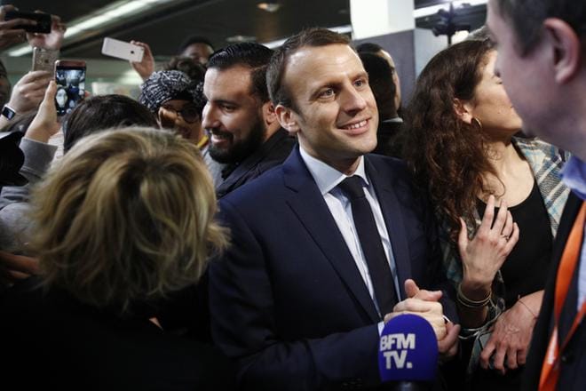 Presidentti Emmanuel Macronin (keskellä oikealla) entisen turvallisuuspäällikön Alexander Benallan (keskellä vasemmalla) skandaali on nirhaissut loven Macronin suosioon. KUVA: YOAN VALAT/EPA
