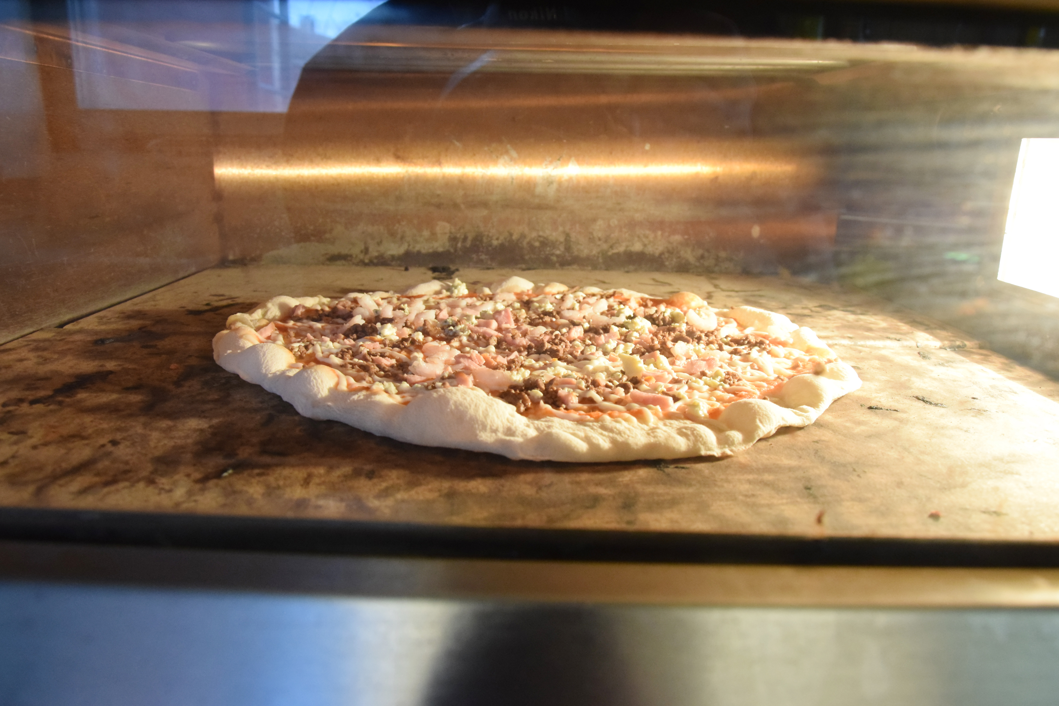 Reipas 300 astetta lämmintä takaa sen, että pizza paistuu rapeaksi nopeasti.