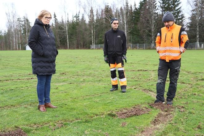 Liikuntapaikkahoitajat Jari Hietakangas ja Antero Pienimäki esittelivät Leena Mäki-Fossille Alavuden Aseman kentän tuhoja. KUVA: EEVA-LIISA KULJU