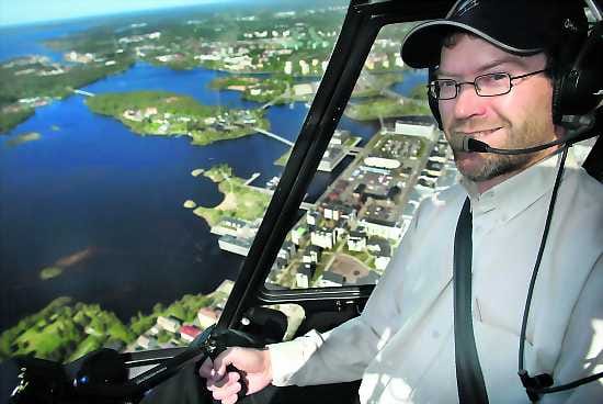 Ei ruuhkia. Nokian optioilla rikastuneen Eero Vallströmin ilmailuharrastusta tuskin hidastaa se, että hänen vuositulonsa putosivat viime vuonna 15 000:een.