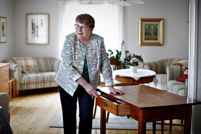 Liisa Niilola entisöi noin sadan vuoden ikäisen lipaston Lapuan kansalaisopiston entisöintipiirissä päättyneellä toimintakaudella. Lipaston on tehnyt hänen isänsä setä. KUVA: TOMI KOSONEN