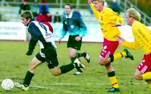 Maalia kohti. Tervarien Dritan Stafsula ryntää pallon perään ja kohti maalia. Mies täräytti Tervarien tasoituksen.