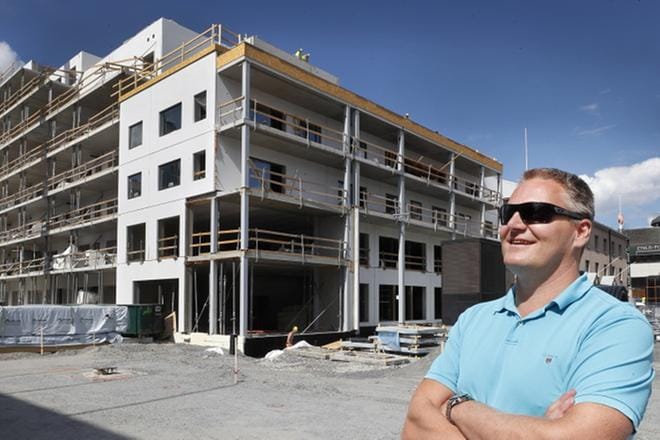Seinäjoen keskustalle oli pakko tehdä jotain, Pasi Sydänlammi sanoo. Hän sanoi keskustan olleen pystyyn kuollut. Kaupungin ytimeen pankin vanhojen tilojen paikalle nousee uusi korkea rakennus. KUVAT: JOUKO HÄNNINEN
