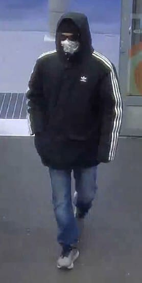 Poliisi julkisti valvontakamerakuvia ryöstäjästä.
