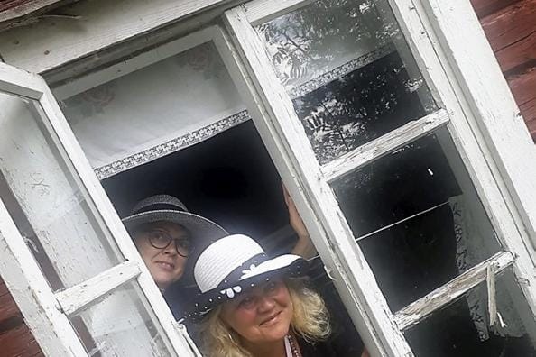 Tulevan bibliodraaman ohjaajat loman tunnelmissa kesällä 2019. Annamari Alanen ja Tiina Akomeah kutsuvat sinua rohkeasti mukaan etsimään pysyvää rauhaa.