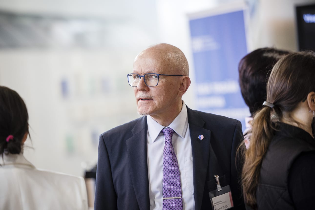 Hyvinvointialueen johtajan Jari Jokelan mukaan raportista saadaan hyvää tutkittua tietoa Lapin hyvinvointialueen taloustilanteen taustoista. Siirtymätasauksen poistaminen on Lapin hyvinvointialueen keskeisiä edunvalvontatavoitteita.