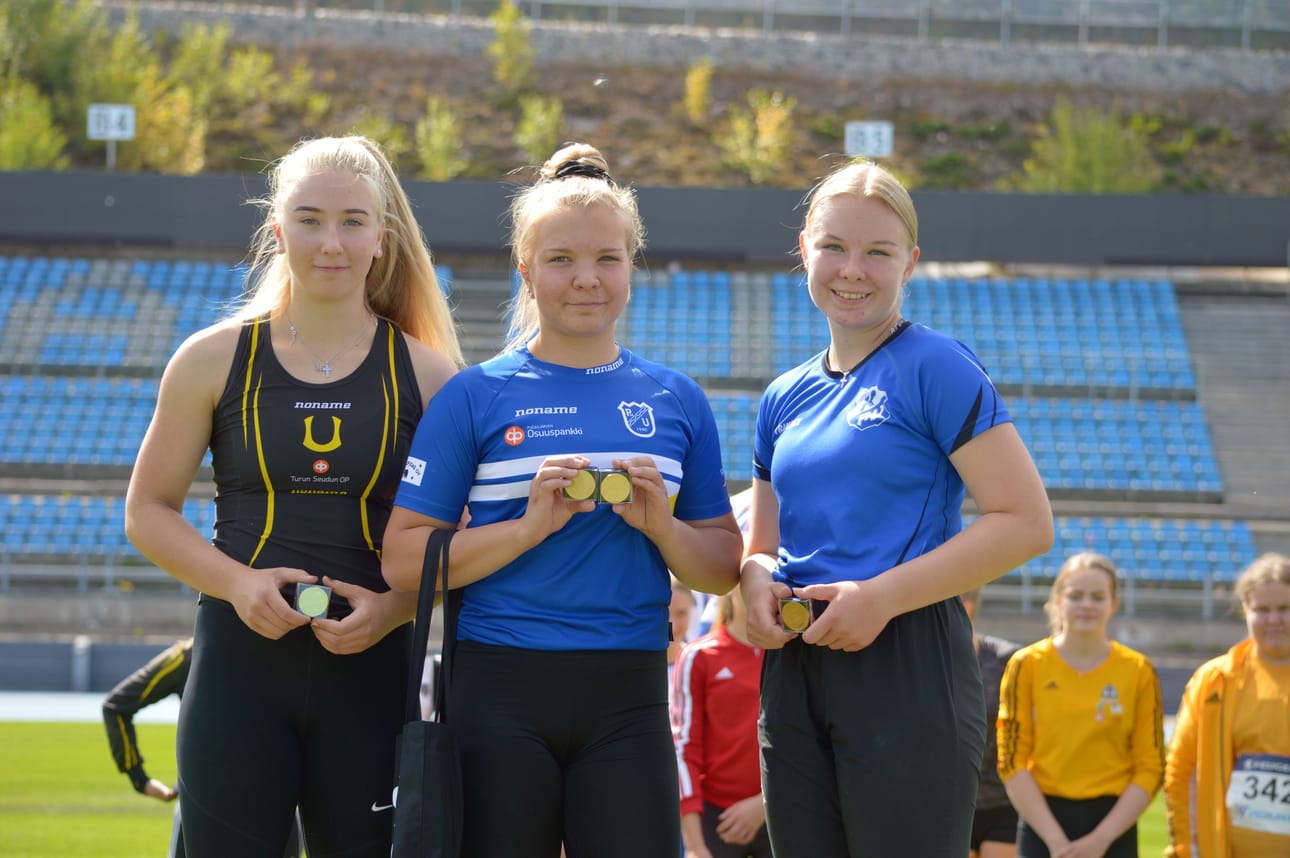Kaksoismestari Pudasjärven Urheilijoiden Anette Saalismaa kuulan palkintojenjaossa. Vasemmalla hopeamitalisti Turun Urheiluliiton Pinja Naula ja oikealla pronssimitalisti Kaustisen Pohjan-Veikkojen Salla Koskimäki.