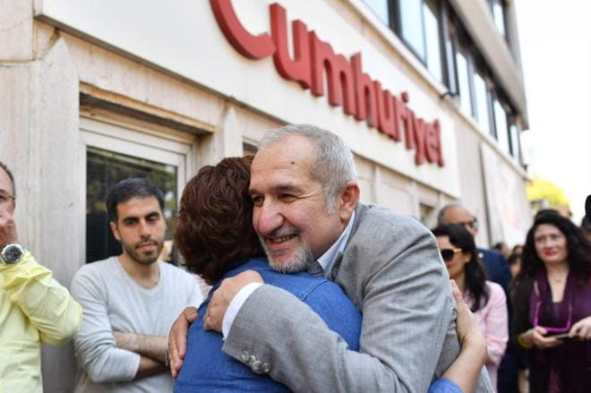 Cumhuriyet-sanomalehden hallintojohtaja Akin Atalay (keskellä) iloitsee vapauduttuaan Silivrin vankilasta Istanbulin ulkopuolella. Neljätoista työntekijää sai vankeustuomiot, mutta päätoimittajat puolustivat lehteä kuvaten oikeudenkäyntiä poliittiseksi.KUVA: LEHTIKUVA / BULENT KILIC